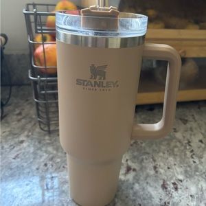 40 oz Stanley. Have too many. Nothings wrong with it.